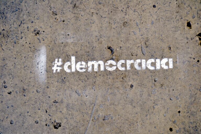 O esgotamento da democracia representativa e o surgimento das democracias digitais