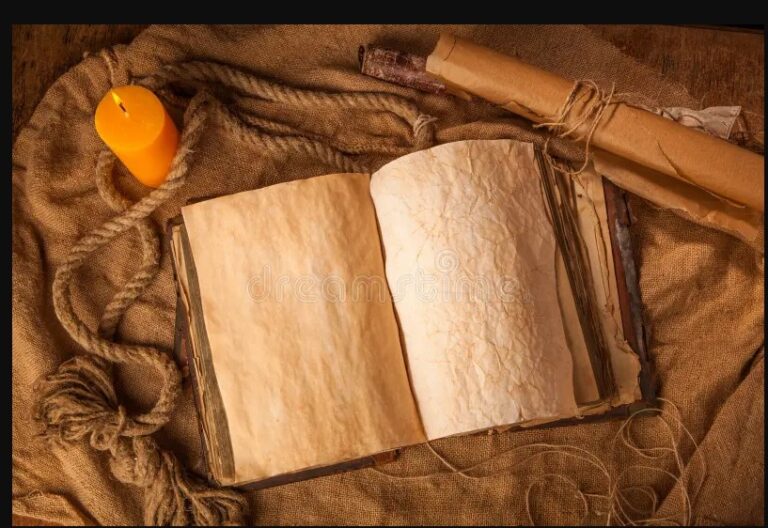 livro envelhecido aberto