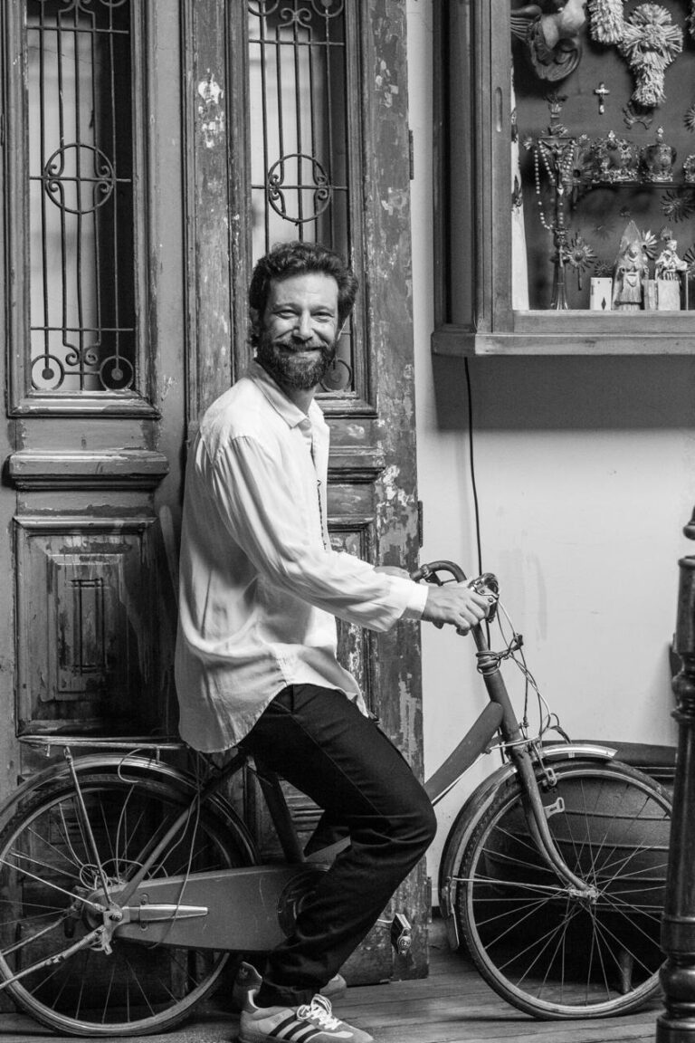 A Container abre temporada do musical “História Estranha, a história de um louco santo”, na Ilha da Gigóia