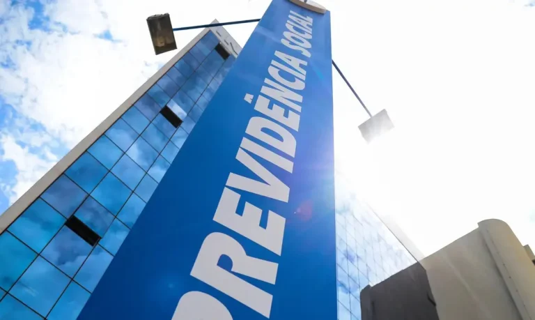 O décimo terceiro do INSS volta a circular e reacende o debate sobre dignidade, sobrevivência e o futuro dos idosos no Brasil