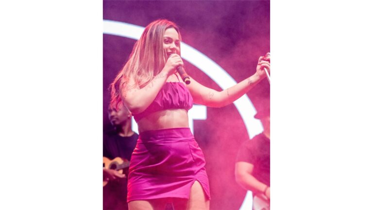 Mari Henrique agita noite com Jorge & Mateus em Cabo Frio