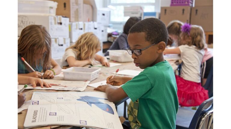 O Silêncio que Educa: Por Que o Antirracismo Ainda É Um Tabu nas Escolas