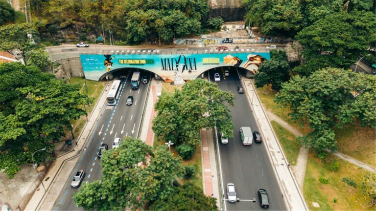 Rio recebe Madonna com painel gigante